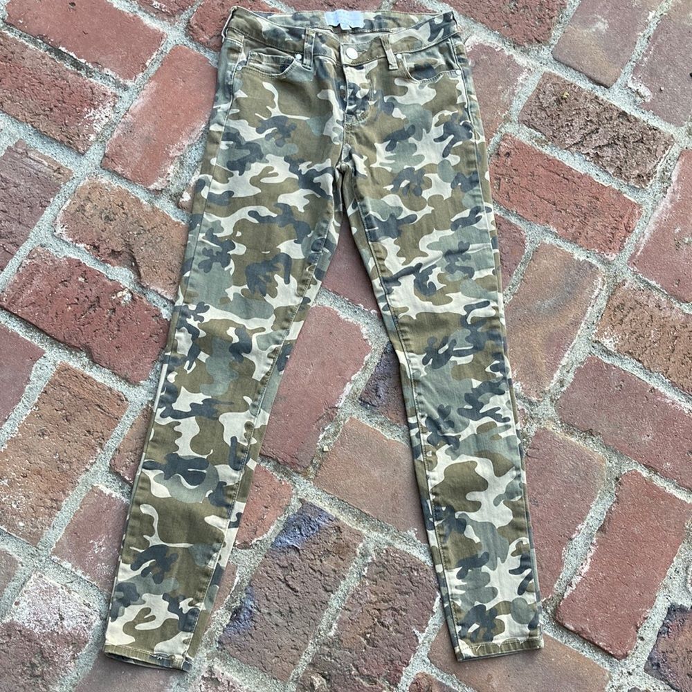EUC Kendall & Kylie Camo Skinny Mid-Rise Cropped Jeans Size 23